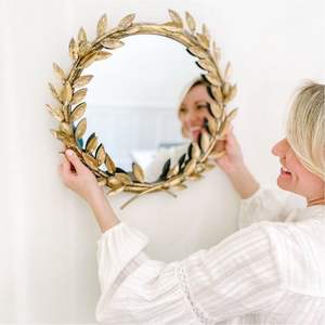 Espejo Decorativo de Pared de Metal de Lujo Moderno Nórdico con Diseño de Corona de Hojas Doradas de Hierro Forjado Hecho a Mano al por Mayor para Interiores - Product Image 1