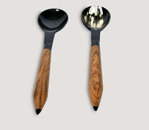 Juego de Servidores de Ensalada de Cuerno Natural Hecho a Mano de Lujo con Mangos de Madera Pulidos Cónicos Únicos, Cuchara Grande para Mezclar y Tenedor para Servir - Product Image 1
