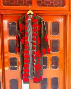 Chaqueta Larga y Chal Suzani Vintage de Terciopelo con Bordado a Mano, Producto Hecho a Mano para Mujer, Chaquetas al por Mayor - Product Image 2