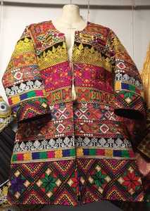 Manteau traditionnel multicolore vibrant avec broderie complexe, travail de miroir, broderie de fil détaillée, design d'art populaire - Product Image 2