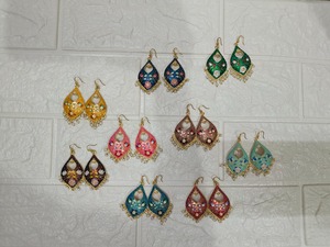 Pendientes ligeros surtidos Meenakri Jhumka Handicardft Jhumka para boda india Favor Haldi Mehndi regalo - Product Image 4