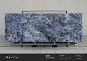 Intérieurs modernes et raffinés stylés avec des dalles en porcelaine noire haute brillance de 800x2400 mm - Product Image 2