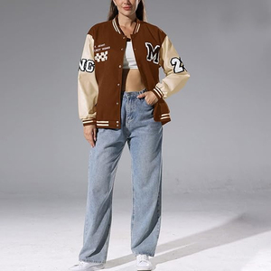 Chaqueta Varsity de Lana Acolchada Transpirable para Mujer, con Logotipo Personalizado, Bordado Chenille, Estampado de Cuero, Estilo Urbano, Fabricante OEM - Product Image 4