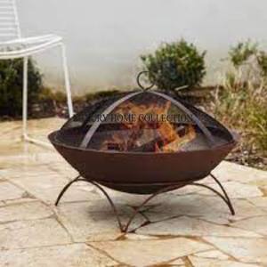 Fogata de metal estilo caldero clásico con cuerpo de hierro fundido y patas de trípode resistentes que proporcionan una auténtica sensación rústica al aire libre - Product Image 2