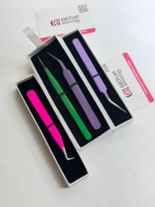 Pince à épiler professionnelle en acier inoxydable pour extensions de cils, avec revêtement en poudre rose, violet et vert, pour volume et isolation - Product Image 2