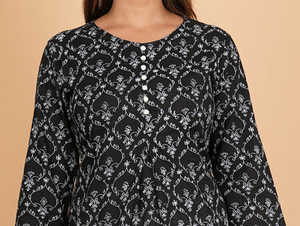 Kurti corto de algodón con estampado floral negro para mujer, con cuello redondo y mangas tres cuartos, hecho en tela suave y transpirable. - Product Image 2