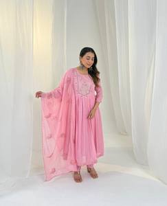 Kurti Mul Chanderi à la Mode avec Ensemble Dupatta, Designer Ethnique pour Femmes, Tenue de Mariage et de Fête - Product Image 3