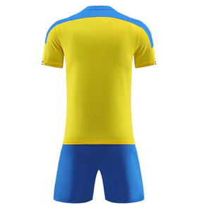 Elegante uniforme de fútbol para hombres con corte atlético y opciones personalizadas uniforme de fútbol para hecho en Pakistán - Product Image 3