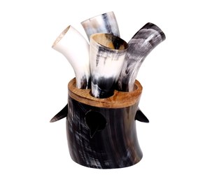 Ensemble de trois cornes à boire authentiques en véritable corne de buffle, fabriquées à la main par des artisans indiens avec un nouveau design de luxe et un support en fer. - Product Image 3