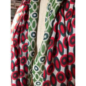 Manteau ou vêtement long en fine laine mérinos, vert, imprimé, style géométrique - Product Image 5