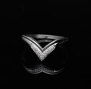 แหวนทองคำ 14K ชุบโรเดียม ลายเชฟรอน ประดับเพชรทรงบริลเลียนต์ธรรมชาติ ดีไซน์รูปตัววี ฝังแบบช่อง ดีไซน์เรียบหรูทันสมัย - Product Image 2