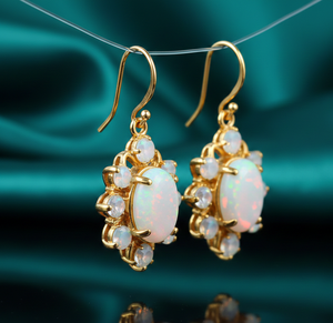 ต่างหูโอปอล 8 กรัม และเพชร CZ |   โอปอลรูปไข่ขนาด 8x10 มม. ประดับด้วยเพชร CZ ทรงกลมขนาด 2 มม. |   การตกของน้ำหนัก 4 นิ้ว |   เครื่องประดับเงินแท้ 925 ชุบทอง 18K - Product Image 4