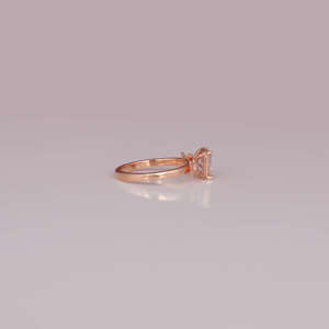Bague de fiançailles tendance plaquée or rose 18 carats avec diamant de laboratoire taille radiant, design classique personnalisé pour cadeau d'anniversaire - Product Image 5