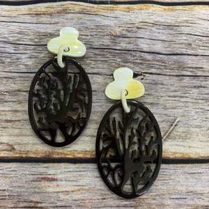 Boucles d'oreilles en corne de buffle 100 % artisanales de qualité supérieure, durables, imitation antique, design rond, pour la décoration intérieure et les cadeaux d'affaires - Product Image 1