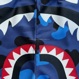 กางเกงขาสั้นตาข่ายผู้ชายพิมพ์ลายพรางสีน้ำเงินลายฉลามแบบซับลิเมชั่นพร้อมโลโก้สั่งทำพิเศษ แห้งเร็ว เหมาะสำหรับการฝึกซ้อมในฤดูร้อน - Product Image 3