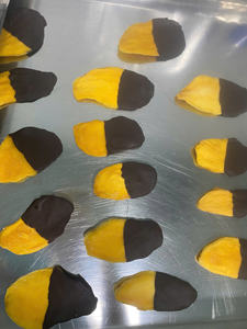 Descubre el sabor irresistible de la piña deshidratada cubierta de rico chocolate negro con deliciosos toques de mango. - Product Image 4