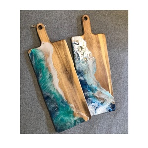 Planche à découper en résine inspirée de l'océan faite à la main avec des tons de couleur bleu de mer excellente pour les planches à fromage et les plateaux à dessert - Product Image 2