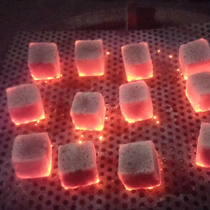 Perfecto para cachimbas y shishas, ofrecido en forma de cubo y forma plana Briquetas de carbón de cáscara de coco - Product Image 1