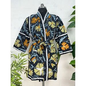 Veste artisanale de style bohème avec broderie Suzani, motifs floraux vibrants, écologique, fabriquée à la main, cadeau pour le printemps et l'automne - Product Image 1