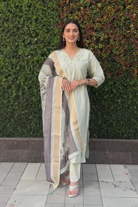 Grand Elegant Straight Kurti Pant Dupatta Set Colección étnica india opulenta para B2B Venta al por mayor y regalos corporativos - Product Image 5