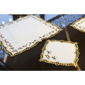 Juego de Textiles de Mesa Bordados Tradicionales Navideños de 13 Piezas, Camino de Mesa de Poliéster Resistente a las Manchas, Lavable, con Diseño de Plantas - Product Image 3