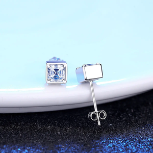 Boucles d'oreilles clous en moissanite radiant Asscher 1 carat, certifiées qualité D VVS1 – Bijoux élégants et luxueux - Product Image 3