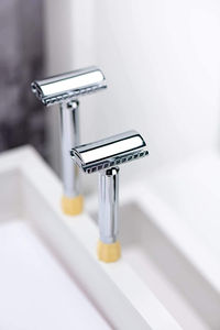 Maquinilla de Afeitar de Seguridad Kaamir Instruments Premium para Hombre, Mango de Acero Inoxidable, Cuchilla Única de Acero Inoxidable para Cara y Cuerpo - Product Image 4