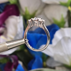 Anillo solitario de corte princesa de Plata de Ley 925 con impresionante anillo de bodas de diamantes de moissanita VS claridad joyería fina - Product Image 3