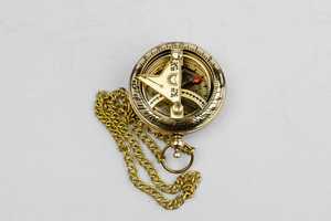 Brújula de bolsillo con reloj de sol de latón con cubierta de cuero, brújula de viaje, regalo único para viajeros, coleccionistas al aire libre - Product Image 3