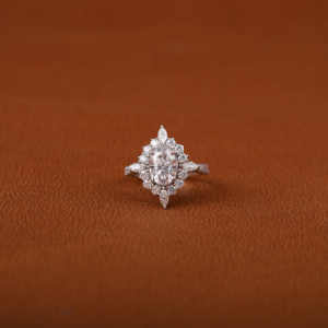 Anillo de compromiso clásico chapado en oro macizo de 14 quilates, Diamante cultivado en laboratorio de corte ovalado con diamante de corte redondo de marquesa pequeña, estilo elegante - Product Image 1