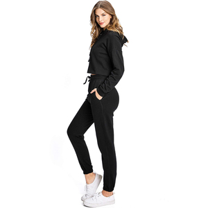 Survêtements noirs pour femmes, Top court à capuche avec pantalon Durable, vêtements de sport/Gym, survêtements fabriqués au Pakistan - Product Image 3