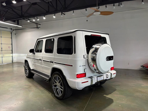 Mercedes-Benz Classe G AMG G 63 4MATIC 2025, SUV blanc avec feux LED et pneus R21 - Product Image 1