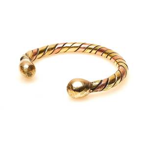 Juego de dos últimas Pulseras de cobre magnéticas con patrones que lo usan tiene beneficios para la salud Pulseras de terapia magnética - Product Image 6