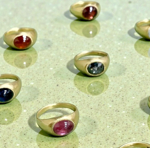 แหวนทอง18K ใส่ได้ทั้งชายและหญิงพร้อมแหวนเพชรธรรมชาติที่มีการออกแบบโดยชาติพันธุ์วิทยาสำหรับงานแต่งงานและงานเลี้ยงครบรอบแต่งงาน - Product Image 1