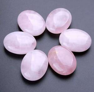 Palmstone de cuarzo rosa pulido al por mayor piedra de preocupación de cristal rosa para curación de chakras y uso de regalo disponible para la venta - Product Image 3
