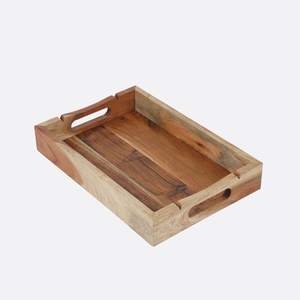 Plateau en bois vintage ou industriel avec roues souvent utilisé comme plateau décoratif pour la maison, la salle à manger et le salon Design rustique - Product Image 3