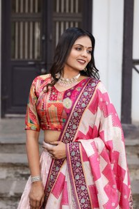 Lehenga Choli bordado para mujer con blusa de diseñador y Dupatta coordinado adecuado para bodas, eventos culturales y fiestas - Product Image 4