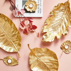 Plato de hojas decorativas de metal similar a las hojas de Magnolia macrophylla y Terminalia El plato es de color dorado - Product Image 3