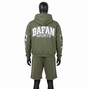 ชุดเซ็ตฮู้ดดี้แขนสั้นผ้าฟลีซผสมคอตตอนสีเขียวมะกอกสำหรับผู้ชาย 320 GSM พร้อมแผ่นปะติดและโลโก้สกรีนแบบกำหนดเอง - Product Image 2