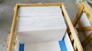 Muestras pequeñas de mármol blanco de Carrara arenado antideslizante de 20x20 cm para pavimentos de jardín, interiores, exteriores, alrededor de piscinas y entradas de vehículos, fabricado en Turquía. - Product Image 2