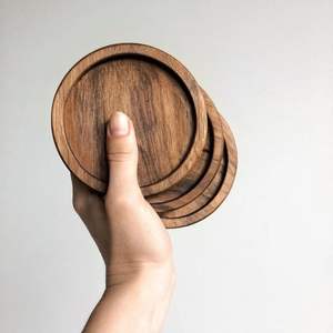 Posavasos de madera con acabado liso, ideal para tazas, vasos y jarras, con superficie resistente al calor. - Product Image 2