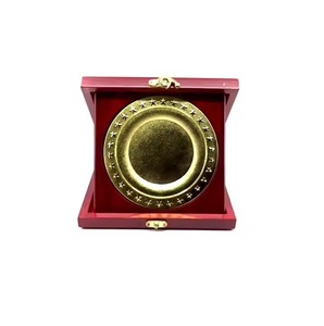 Plaque de bouclier ronde la plus vendue avec boîte en bois élégante pour les récompenses d'entreprise ou la reconnaissance sportive disponible à la vente - Product Image 1