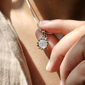 Pendentif de style religieux en argent léger fait à la main avec de jolis petits pendentifs à breloque élégants en pierre de lune pour cadeaux fabriqués en Inde - Product Image 2