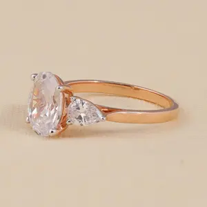 แหวนหมั้นเพชรทรงลูกแพร์สามเม็ดจาก Oval Lab น้ำหนักรวม 0.71 กะรัต - Product Image 2