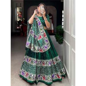 Lehenga Choli traditionnel en soie Dola à imprimé Patola vert attrayant pour les mariages - Product Image 4