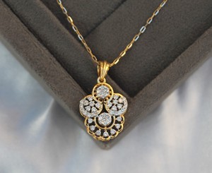 Pendentif pour femme en or jaune 18 carats, léger, minimaliste, avec diamants naturels certifiés IGI, élégant, moderne, luxe au quotidien - Product Image 5