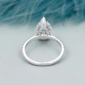 Anillo de Compromiso con Diamante Cultivado en Laboratorio Certificado por IGI, con Banda Pavé y Halo Oculto, Estilo Pera - Product Image 4