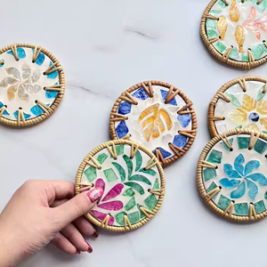 Sous-verres en osier de Style fleur colorée motif de panier de coquille rotin de blocage de couleur pour la décoration de bureau faite à la main au Vietnam - Product Image 4