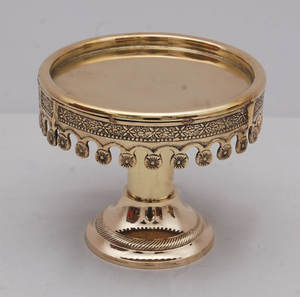 Support à gâteau en métal doré avec design en relief, accessoire de présentation de desserts, pour mariage, fête, hôtels - Product Image 1