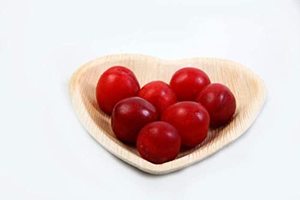 Assiettes durables et biodégradables en feuilles d'arec en forme de cœur de 8 pouces, design européen gravé, sans BPA, compatibles lave-vaisselle, pour la rentrée scolaire - Product Image 4